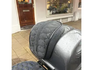 Foto 18 van Vespa Scooter Vespa Sprint 125 S ABS Custom Nardo Grey, super dikke custom motorscooter voorzien van