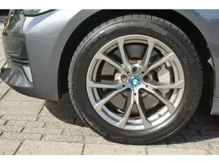 Foto 13 van BMW 3-serie Touring 330e | trekhaak | ACC