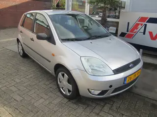 Foto 11 van Ford Fiesta 1.4-16V First Edition incl nwe apk, nwe banden,