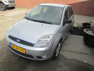Foto 19 van Ford Fiesta 1.4-16V First Edition incl nwe apk, nwe banden,