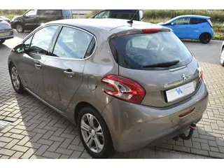 Foto 17 van Peugeot 208 1.6 e-HDi Allure gereserveerd (bj 2012)