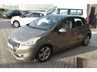 Foto 16 van Peugeot 208 1.6 e-HDi Allure gereserveerd (bj 2012)