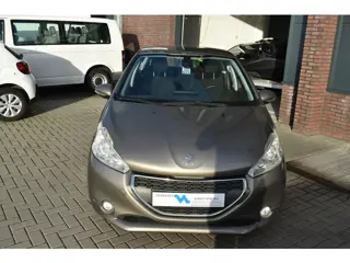 Foto 15 van Peugeot 208 1.6 e-HDi Allure gereserveerd (bj 2012)