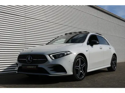 Mercedes-Benz A-Klasse 250 e AMG Pakket AMG NightPakket (Pano Sportleder/Memory Carplay Widescreen C
