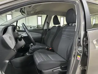 Foto 13 van Toyota Yaris 1.3 VVT-i Aspiration | Airco | Camera | Trekhaak |