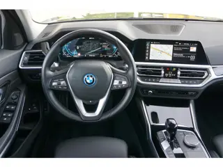 Foto 12 van BMW 3-serie Touring 330e | trekhaak | ACC