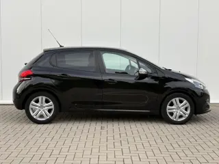 Foto 14 van Peugeot 208 1.2 PureTech Signature  | extreem lage km stand | stoelverwarming | carplay | Heel netje
