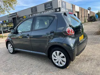 Foto 15 van Toyota Aygo 1.0 VVT-i Comfort - Airco - elektr ramen - 5Drs