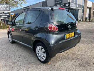 Foto 16 van Toyota Aygo 1.0 VVT-i Comfort - Airco - elektr ramen - 5Drs