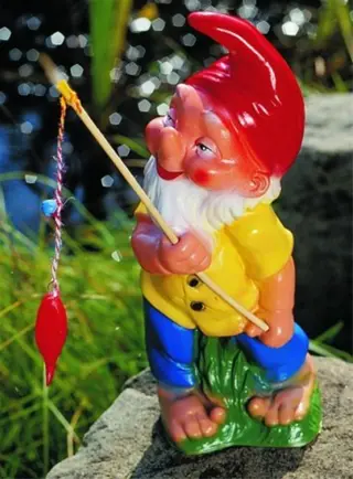 Vissende tuinkabouters met hengel