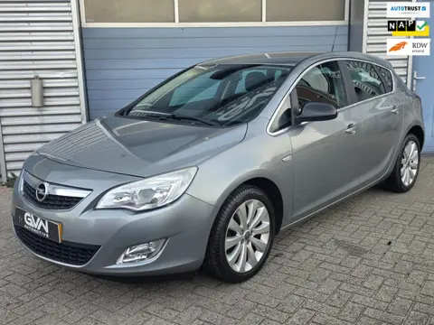 Opel Astra 1.6 Cosmo Plus Automaat – Ambient light / Climate & Cruise / ZGAN Banden