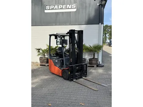 Toyota Electro heftruck triple / vorkversteller en lader.bj2018