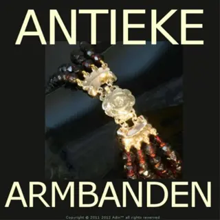 Expert antiek-juwelier verkoopt Art-nouveau armbanden.