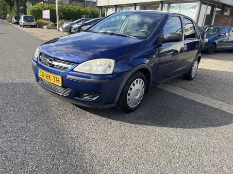 Opel Corsa 1.2-16V Rhythm 5 Deurs,Apk 22-05-2027 Goed rijdende Corsa met klein deukje op rechter voo