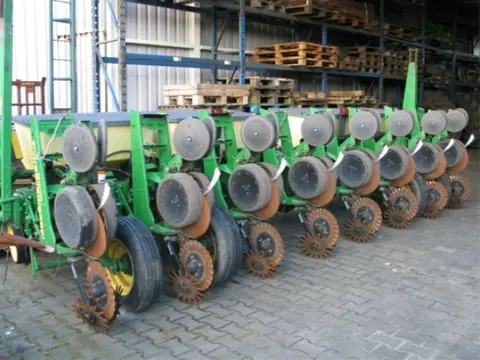 Equipment JD B1750