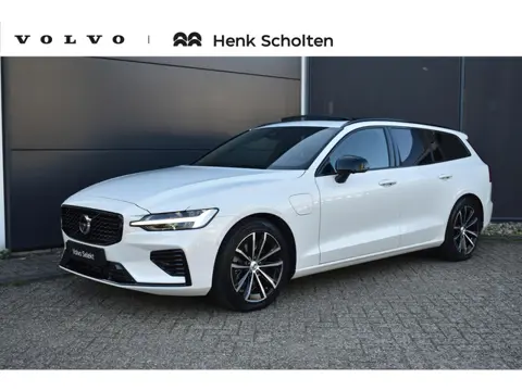 Volvo V60 T8 Plug-in hybrid AWD Plus Dark | Trekhaak | Panoramadak | Verwarmbare voorstoelen, achter