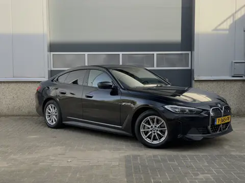 BMW i4 eDrive40 84 kWh Trekhaak, ACC, Zwarte hemel, Elektr stoelen, HUD, DAB