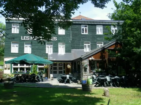 Voormalig hotel met 17 slpk en badk nabij La Roche