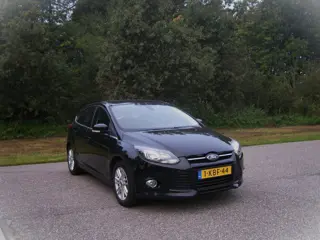 Ford Focus 1.0 EcoBoost Titanium . 5 Drs . LMV . PDC . Airco . Navi . Cruiscontrol . enz
