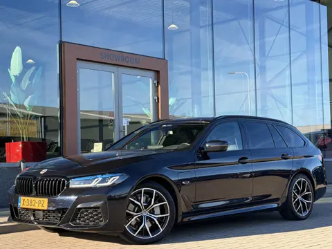 BMW 5 Serie Touring 530e xDrive M-Sport | SOH 95% | ACC | Elek. Trekhaak | Sfeerverlichting | Harman