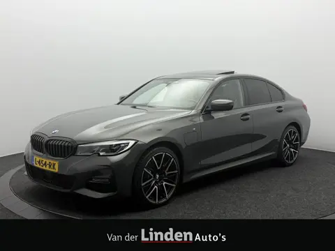 BMW 3-serie 330e M-Sport | 19 Inch | Trekhaak | Schuif-Kanteldak | Head Up Display | Leer | Assisted