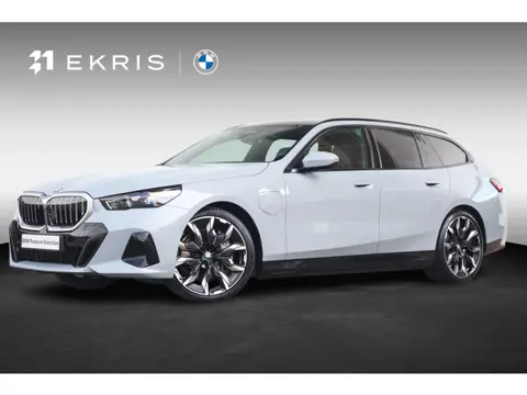 BMW 5-serie Touring 550e xDrive | SoH 100% | M-Sport Pakket | Panorama Dak | Trekhaak | Adaptief Ond
