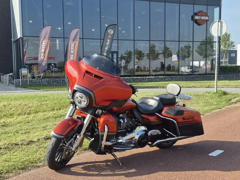 Harley-Davidson FLHXSE CVO Street Glide Vivid Black