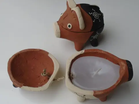 VARKENTJE KERAMIEK MET KAARS NIEUW.