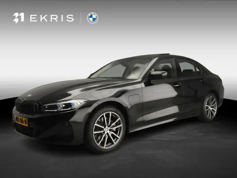BMW 3 Serie Sedan 330e | LED | Leder | Navigatie | SOH 98% | Schuifdak | Sportstoelen | Stoelverwarm