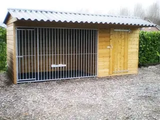Op maat gemaakte houten hondenkennel