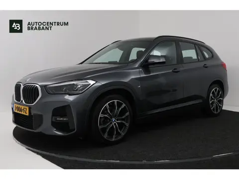 BMW X1 sDrive18i High Executive (SFEERVERLICHTING, NAVIGATIE, CRUISE CONTROL, DEALER ONDERHOUDEN)
