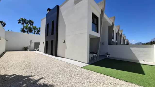 Moderne en ruime woning met zeezicht in Albir