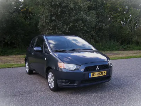 Mitsubishi Colt 1.3 Invite . 3 Deurs . Airco . Elec ramen en spiegels . LMV . Model 09