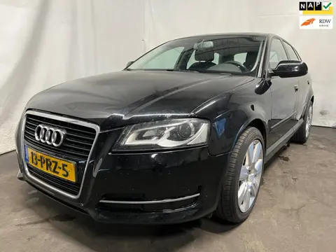 Audi A3 Sportback 1.2 TFSI Attraction - Motor tikt, Rechtsachterschade, olielamp brandt