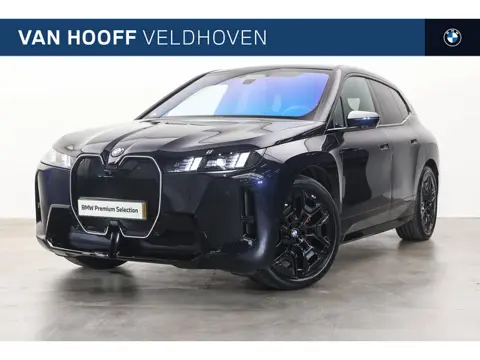 BMW iX xDrive45 M Sport / Panoramadak Sky Lounge / Trekhaak / M Multifunctionele Stoelen / Soft-Clos