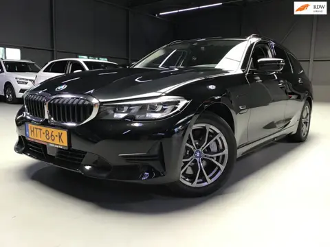 BMW 3-serie Touring 330e Business Edition Plus I 293PK I Camera I Trekhaak I Ambiente I Full Led I S
