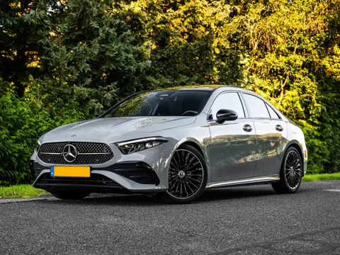 Mercedes-Benz A-klasse 2025 180 AMG Line Night | Pano | Manufaktur Grau