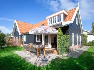 Ruim geschakeld vakantiehuis met tuin en terras midden in het dorp