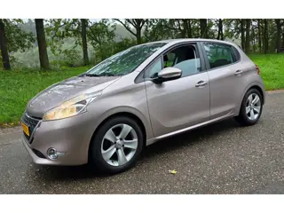 Peugeot 208 1.2 VTi 5 Deurs APK 06-10-2027 - VERBRUIKT OLIE