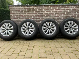 Winterbanden 235/65 R17 op velgen