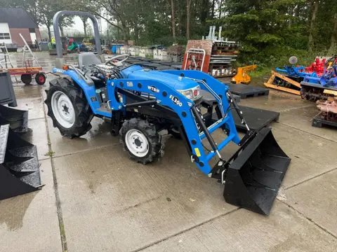 Iseki Sial 223 met Voorlader