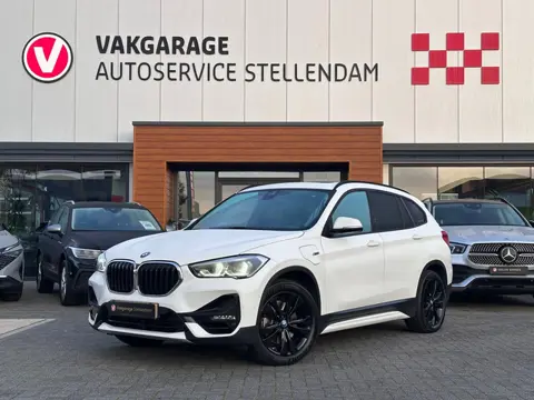 BMW X1 XDrive25e|Panodak|Afn Trekhaak|Elektrische Klep|Camera|Sfeerverl|Half Leder|Carplay