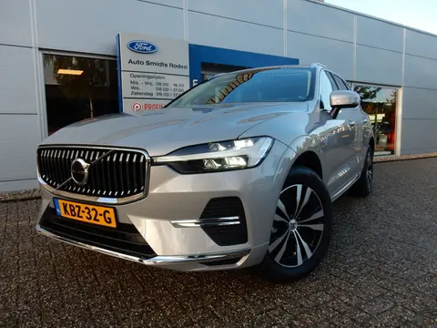 Volvo XC60 2.0 T6 PHEV 350 pk AWD Core Bright | Trekhaak | Pano | Elektr. a klep | Camera | LED | 18