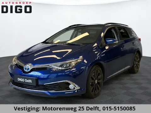 Toyota AURIS 1.8 HYBRID EXECUTIVE AUTOMAAT . PANORAMA DAK  . STOEL VERWARMING . PDC VOOR/ACHTER .