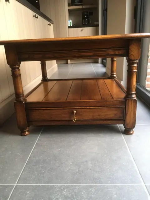 Zeer mooie klassiek eiken Engelse bijzettafel met lade
