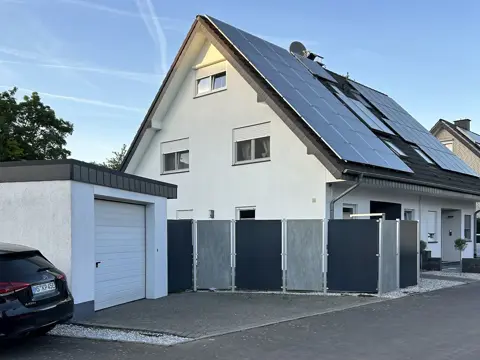 MOOIE 2-ONDER-1-KAPWONING MET GARAGE IN ENNIGERLOH DUITSLAND