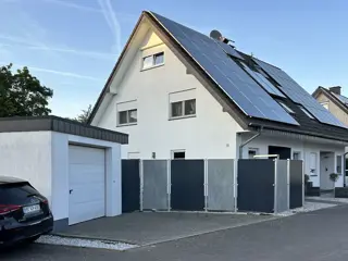 MOOIE 2-ONDER-1-KAPWONING MET GARAGE IN ENNIGERLOH DUITSLAND