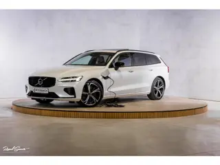 Volvo V60 2.0 T8 Plug-in hybrid AWD Ultimate Dark | Zwenkbare trekhaak | Panoramadak | Stoelmassage 