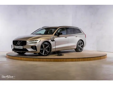 Volvo V60 2.0 T8 Plug-in hybrid AWD Plus Dark | Zwenkbare trekhaak | Adaptieve cruise | Memory  | Bl