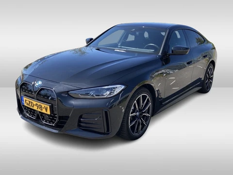 BMW i4 eDrive35 70 kWh M Sport / SOH 98.1% / Camera / Leer&Alcantara / CarPlay / Luchtvering / Sfeer